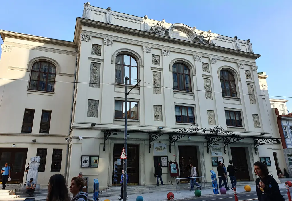 Kadıköy'de Süreyya Operası; kemerli pencereli krem rengi cephe, kabartmalar, demir saçaklı giriş ve önünde Bahariye Caddesi.