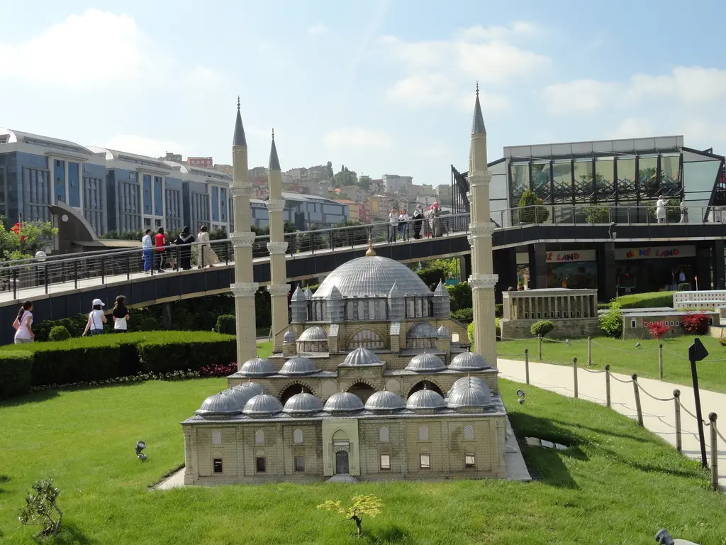 Miniatürk'te Selimiye Camii maketi; büyük merkezî kubbe, yarım kubbeler, ince uzun dört minare, sağda iple çevrili yürüyüş yolu.
