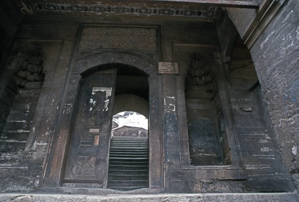 Sokullu Mehmed Paşa Camii'nin ana kapısı; tonozlu loş geçit, karşıda avluya çıkan taş merdiven ve iki yanda kalın kesme taş duvarlar.