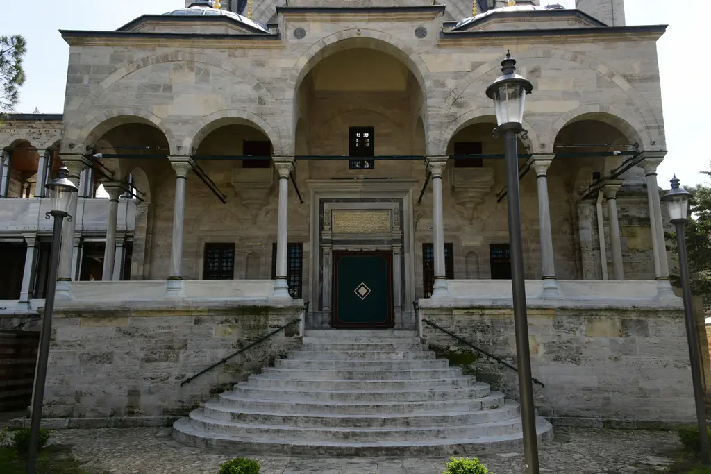 Ayazma Camii'nin girişi; sütunlu ve kemerli son cemaat yeri, ortada yeşil kapı ve önde yarım yuvarlak mermer merdiven.