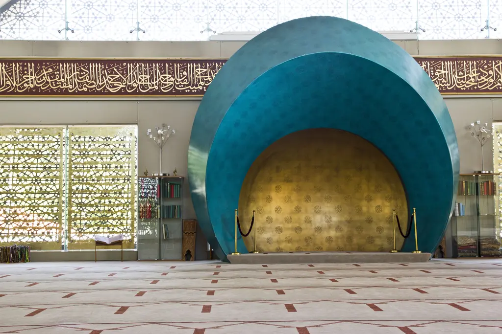 Şakirin Camii'nin mihrabı; turkuaz renkli deniz kabuğu biçimli niş, içinde altın yaldızlı yüzey ve iki yanda raflar.