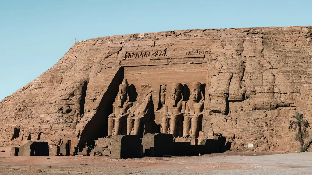 Ebu Simbel Tapınağı; cephesinde oturan dört dev II. Ramses heykeli ve kayaya oyulmuş giriş.