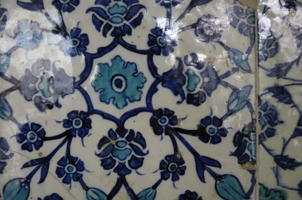 Çinili Camii'nde çini; beyaz zemin üzerinde lacivert ve firuze çiçekler, kıvrımlı dallar ve palmetler.