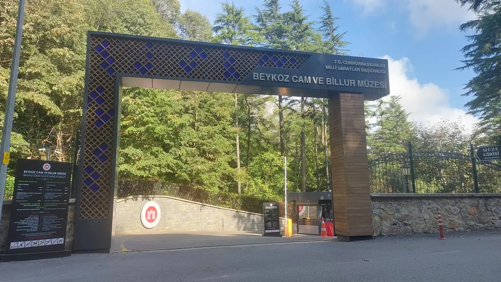 Beykoz Cam ve Billur Müzesi'nin girişi; koyu çerçeveli büyük kapı, ağaçlar ve arkada bahçe.