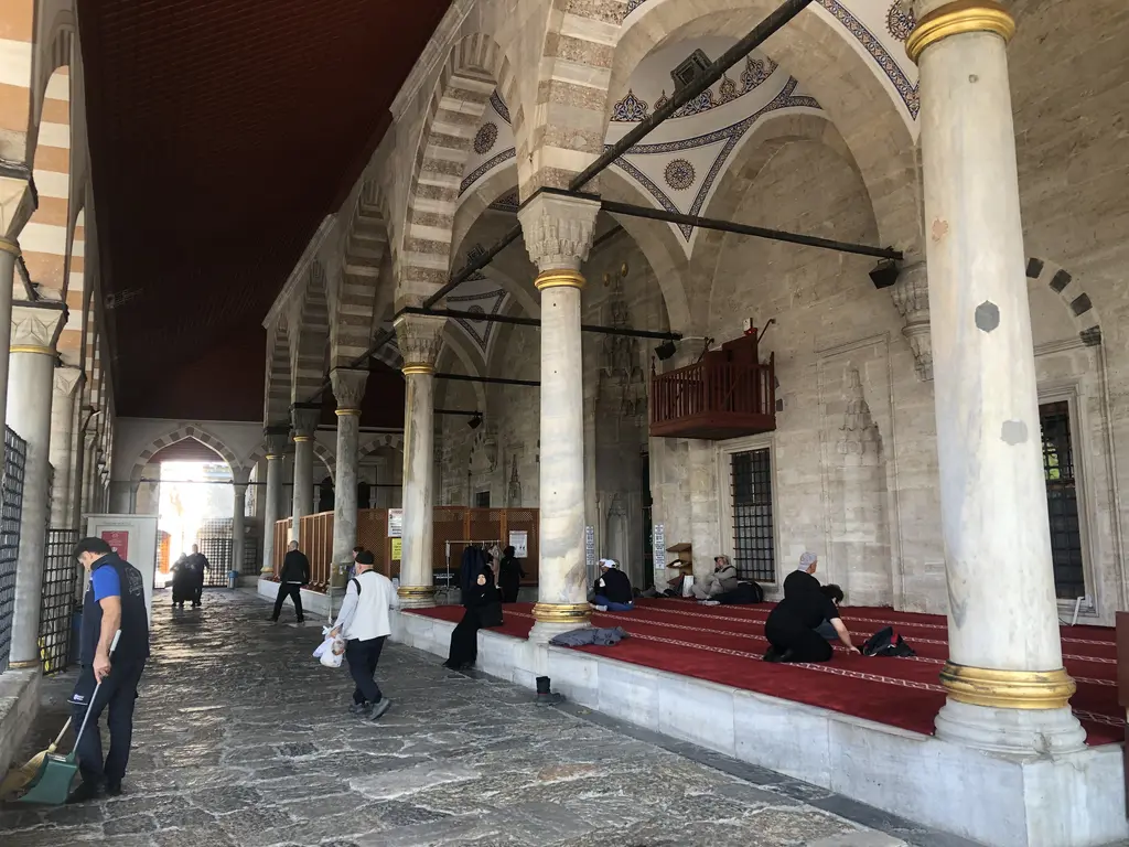 Mihrimah Sultan Camii'nin son cemaat yeri; mermer sütunlar, kemerler, kırmızı tavan ve taş zemin.