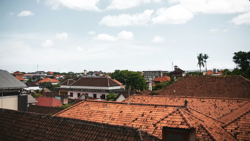 Fes el-Bali medinasının teraslardan görünümü; sıkışık toprak rengi çatılar ve aralarındaki minareler.