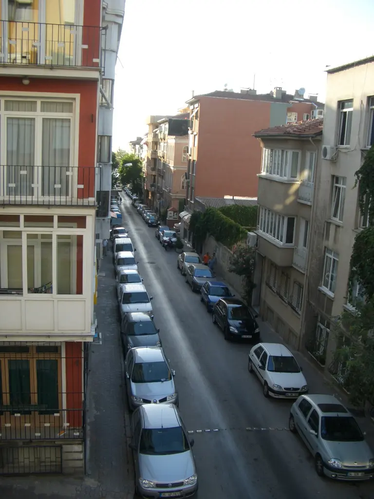 Moda'da Mühürdar Karakolu Sokağı'na yukarıdan bakış; dar sokak, sıra sıra park etmiş arabalar ve çevrede apartmanlar.