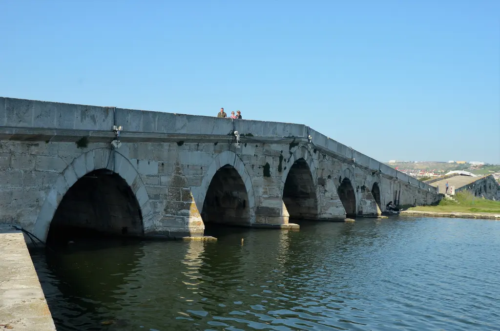 Kanuni Sultan Süleyman Köprüsü'nün kemerleri; iri kesme taştan sivri kemerler, suya inen ayaklar ve köprü sırtında yürüyenler.