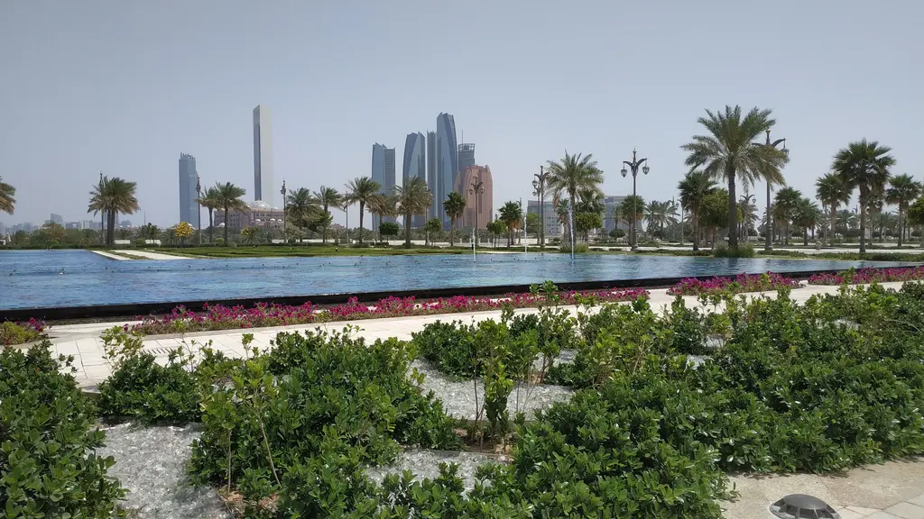 Abu Dabi'de Qasr Al Watan başkanlık sarayı; beyaz cephesi, dev kubbesi ve simetrik bahçeleri.