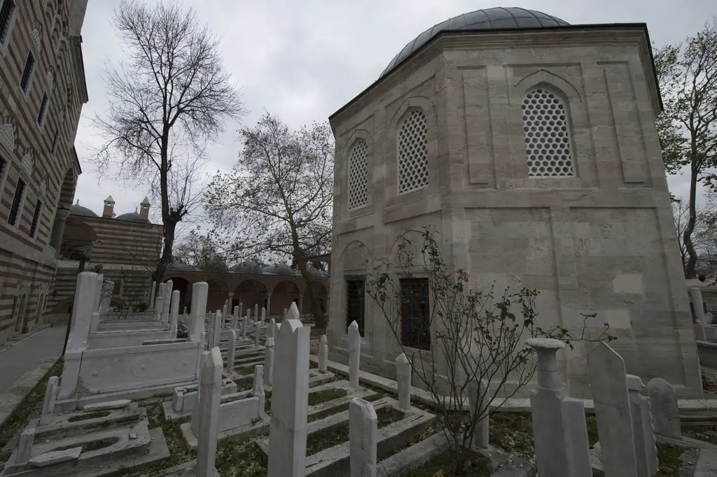 Zal Mahmud Paşa Türbesi; sekizgen kesme taş gövde, kurşun kubbe, şebekeli pencereler ve önünde sıralı mezar taşları.