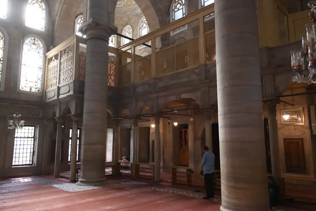 Eyüp Sultan Camii'nde mahfiller; kalın pâye, ahşap korkuluklu üst galeri, pencereler ve altında revaklar.