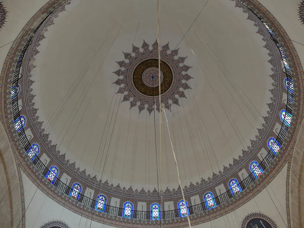 Yavuz Sultan Selim Camii'nin kubbesi içten; merkezde yıldız biçimli göbek, etek boyunca mavi camlı pencere dizisi ve kalem işi bordürler.