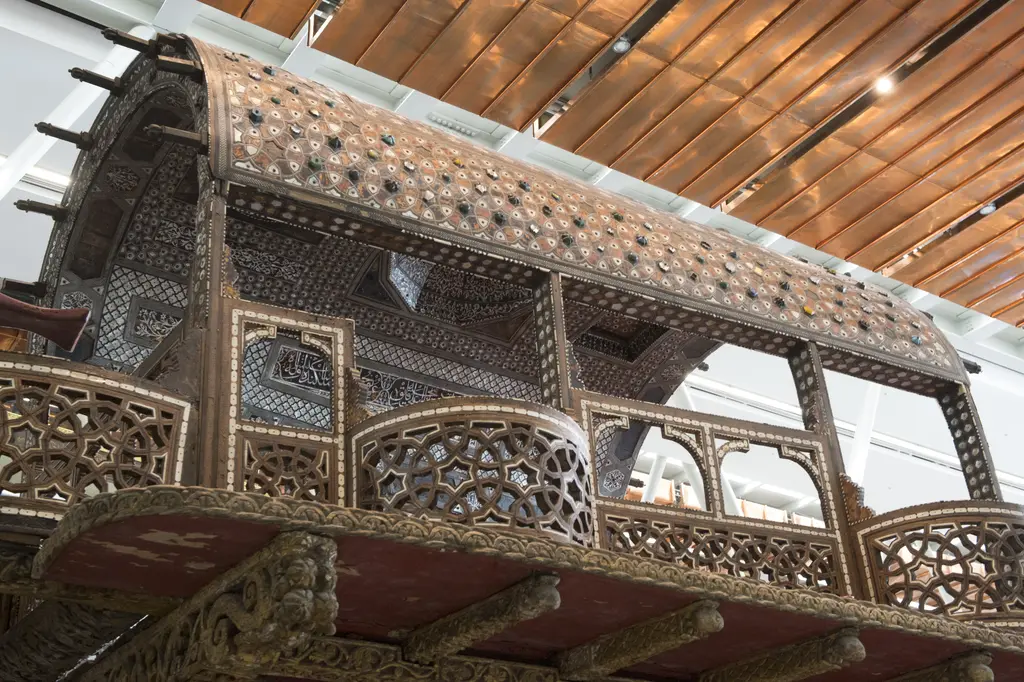 İstanbul Deniz Müzesi'nde tarihi kadırga; kıç bölümündeki oymalı ve kafesli köşk, ahşap tavanlı salonda koyu renkli gövde.