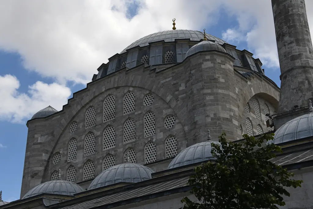 Mihrimah Sultan Camii'nin kubbesi doğudan aşağıdan; kurşun kaplı ana kubbe, çevresindeki küçük kubbeler ve kubbe eteğini saran pencere dizisi.