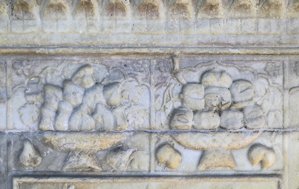 Tophane Çeşmesi'nde kabartma; mermer üzerine işlenmiş meyve dolu sepetler, yuvarlak incirler, açılmış narlar ve kıvrık yapraklar.