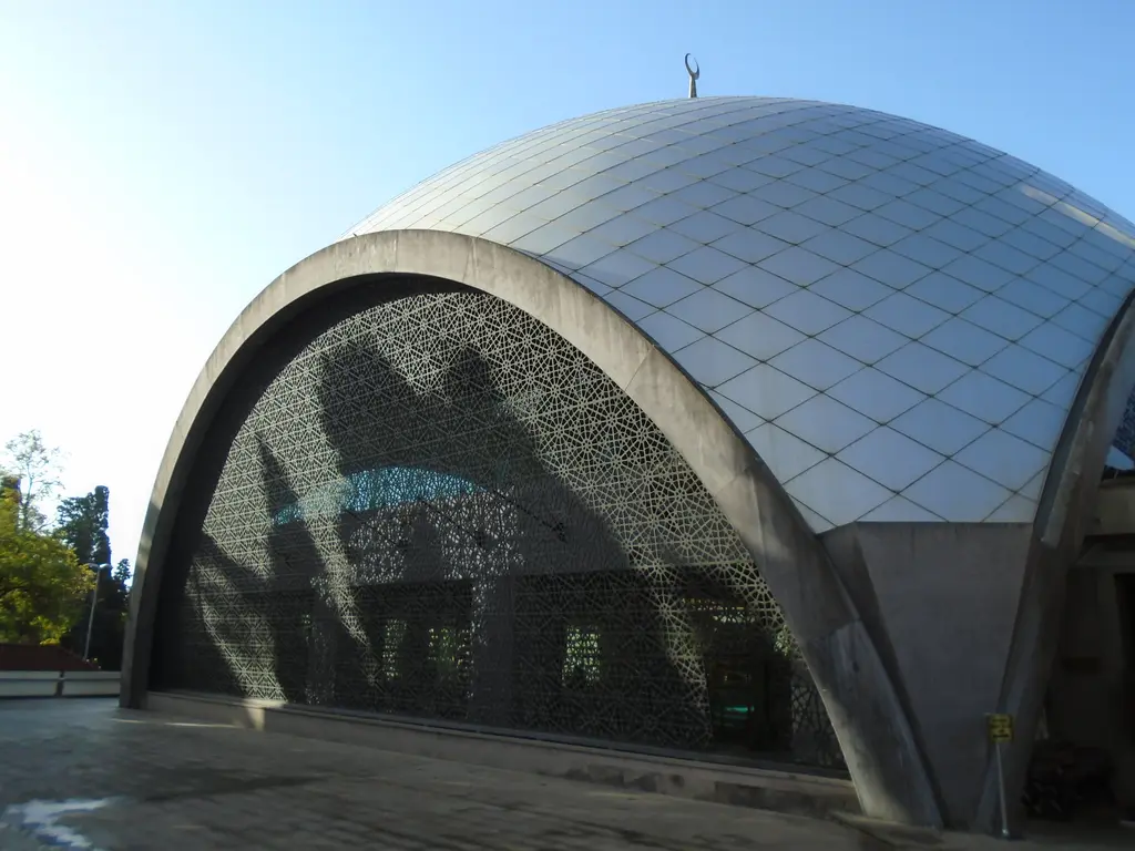 Şakirin Camii'nin kubbesi; alüminyum levhalarla kaplı yarım küre kubbe, kafes desenli cam cephe ve beton ayaklar.