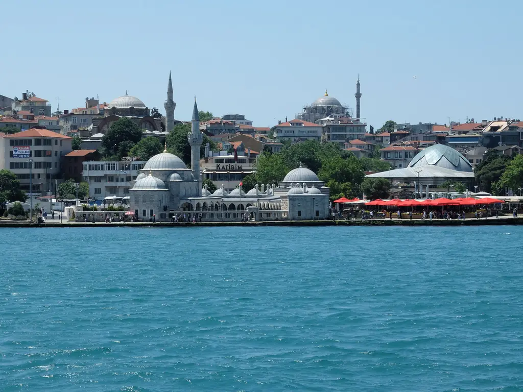 Üsküdar'da Şemsi Paşa Camii; deniz kıyısında tek minareli kubbeli yapı, yanında kubbeli medrese ve sahil yolu.