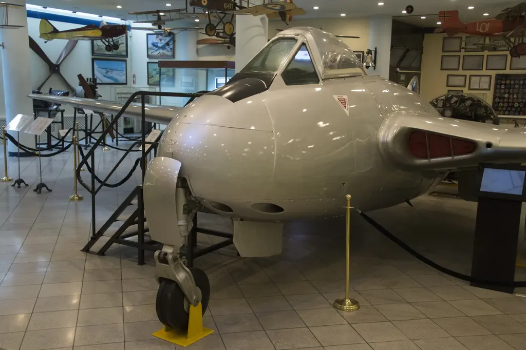 Lengerhane'de de Havilland Vampire jet uçağı; gümüş renkli gövde, ikiz kuyruk kirişleri, çevresinde metal merdiven ve vitrinler.