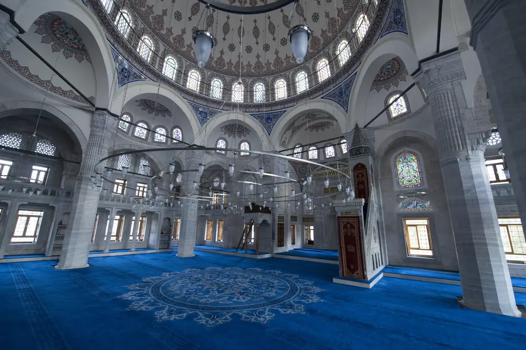 Azapkapı Sokullu Mehmed Paşa Camii'nin örtüsü; aşağıdan bakışta kalem işli merkezî kubbe, çevresinde yarım kubbeler ve pencere dizileri.