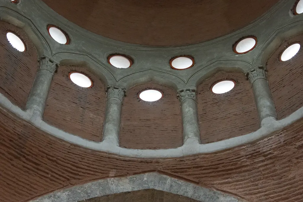 Tophane-i Âmire'de bir kubbenin kasnağı; açık renkli taş pervazlar arasında yuvarlak pencereler ve tuğla örgülü kubbe yüzeyi.