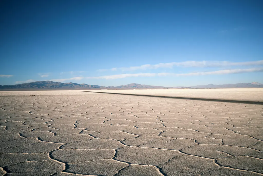 Salinas Grandes tuz düzlüğü; göz alabildiğine uzanan beyaz tuz kabuğu ve üzerindeki mavi gökyüzü.