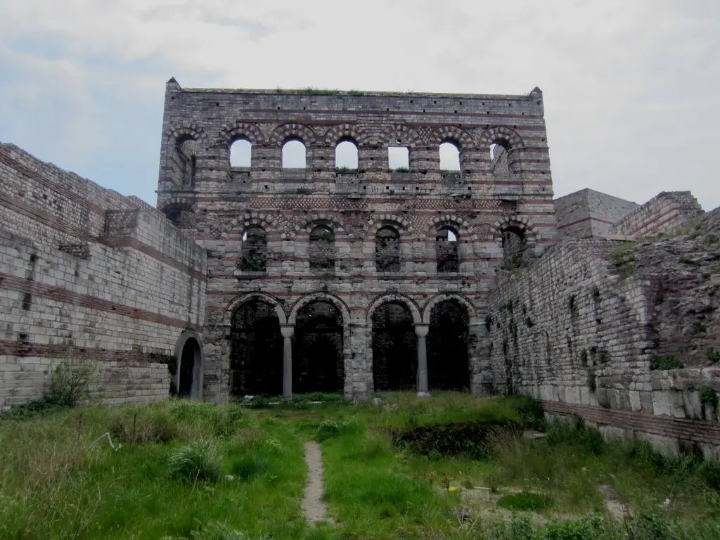 Tekfur Sarayı restorasyondan önce; çatısı çökmüş gövde, boş pencere açıklıkları, otlarla kaplı avlu ve kırık taş örgü.