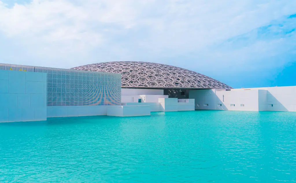 Louvre Abu Dabi; denizin üzerindeki delikli metal kubbe ve altından süzülen "ışık yağmuru".