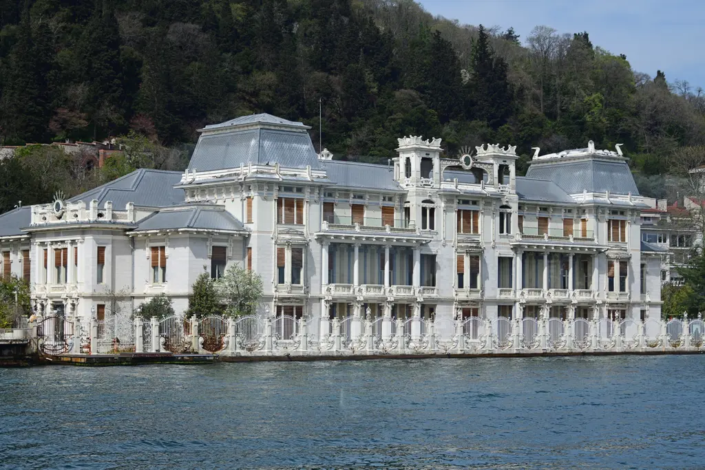 Mısır Konsolosluğu'nun Boğaz cephesi; beyaz yalı, kubbeli köşe kuleleri, balkonlar ve önde rıhtım.