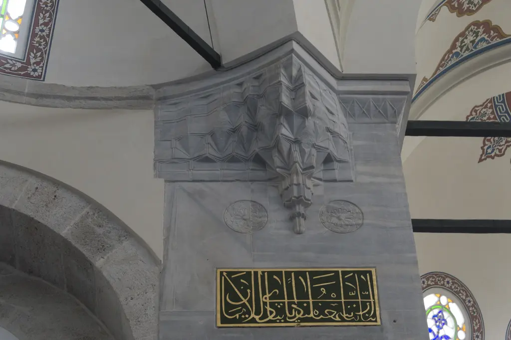 Azapkapı Sokullu Mehmed Paşa Camii'nde paye başlığı; beyaz mermerde mukarnaslı başlık, kemer başlangıçları ve altta yaldızlı yazı levhası.