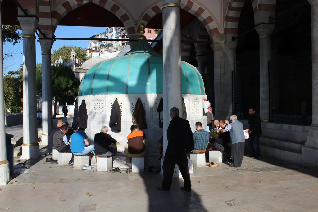 Mihrimah Sultan Camii'nin şadırvanı; yeşil kubbeli çok köşeli şadırvan, çevresinde musluklar ve abdest alanlar.