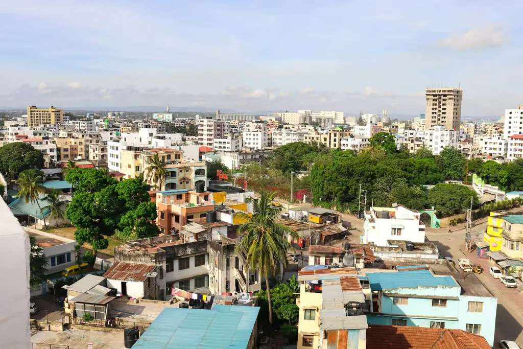 Mombasa; Hint Okyanusu kıyısındaki liman kentinin caddeleri ve şehir dokusu.