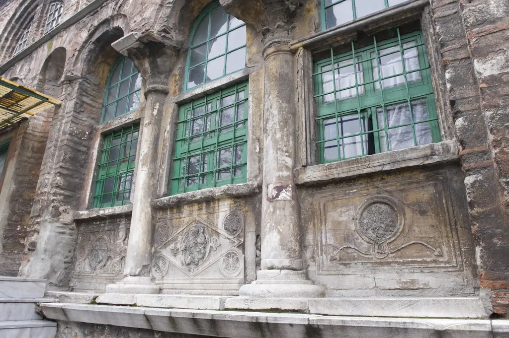Vefa Kilise Camii'nin dış narteks revakı alttan ve yandan; kirli mermer sütunçeler, aşınmış oyma başlıklar, yeşil doğramalı uzun pencereler ve altlarında oyma mermer levhalar.