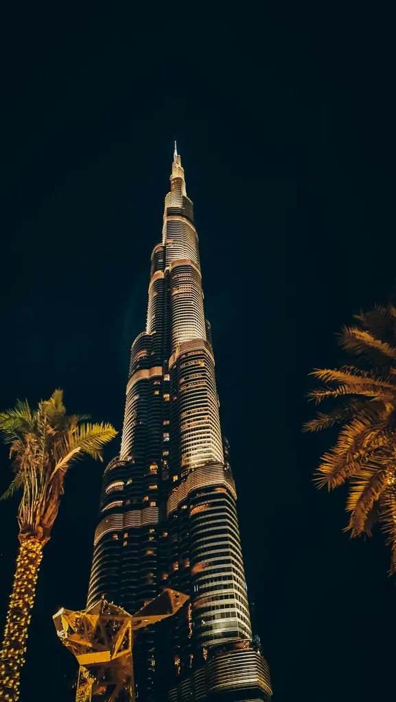 Dubai'nin gece silueti; Burç Halife ve çevresindeki aydınlatılmış gökdelenler, aşağıda şehir ışıkları.
