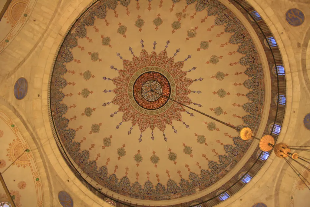 Eyüp Sultan Camii'nin kubbesi; aşağıdan bakışla altın renkli kalem işi göbek, ışınsal desenler ve kasnak pencereleri.