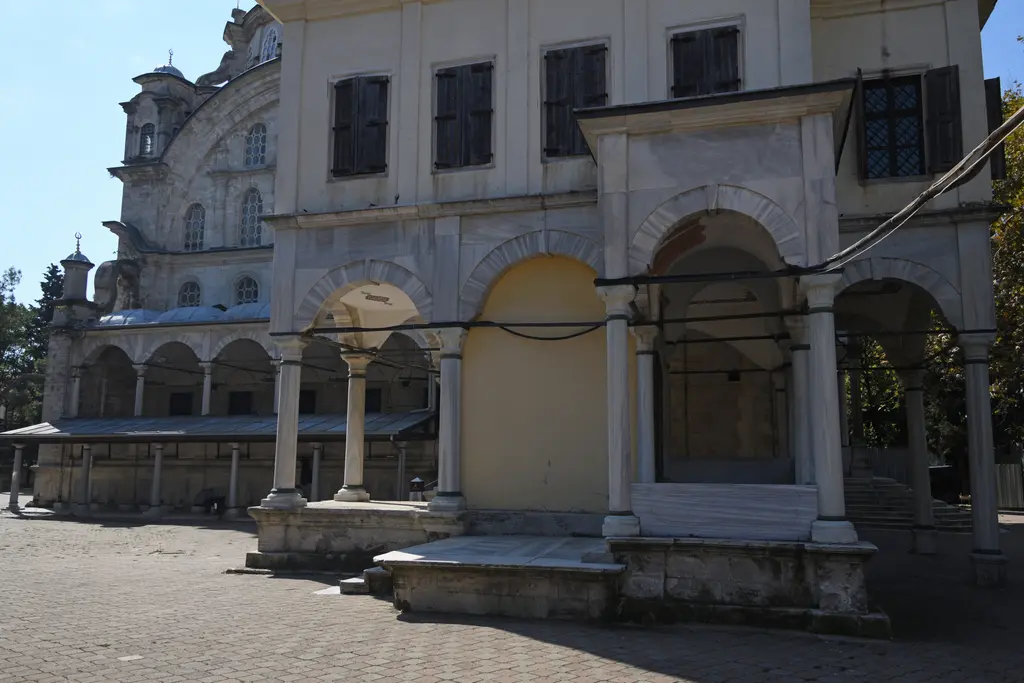 Selimiye Camii'nin giriş cephesi; sütunlara oturan kemerler, üstte pencereli duvar ve yanlarda köşe kuleleri.