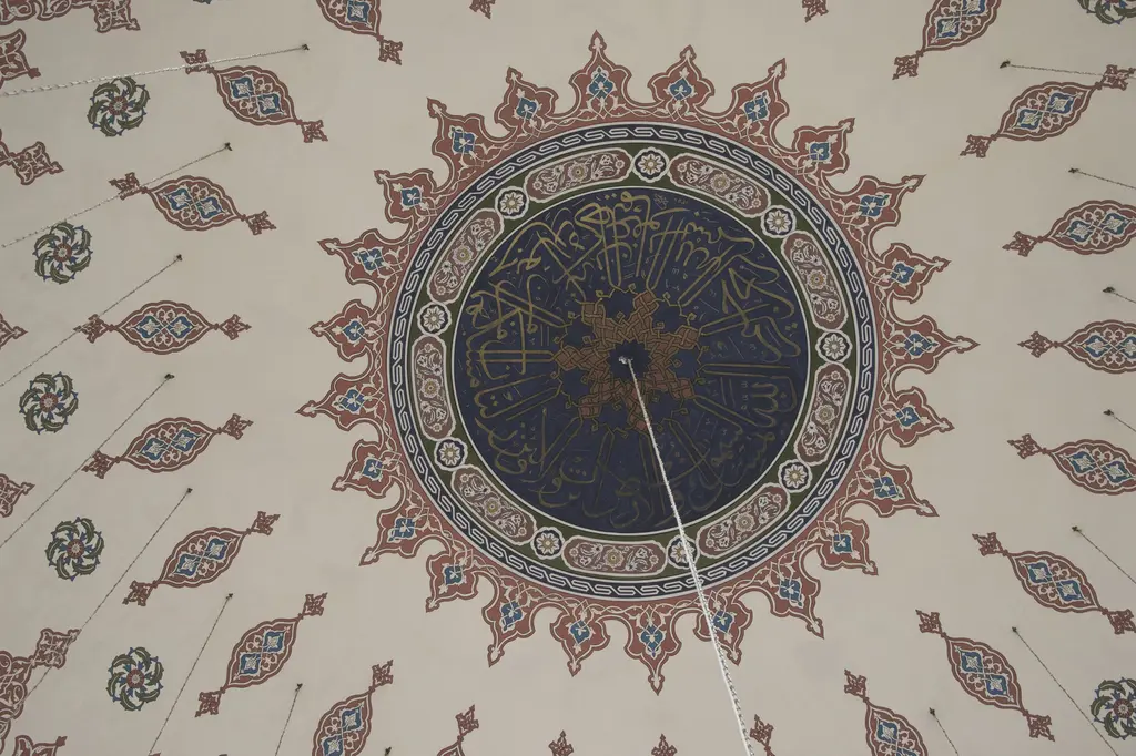 Azapkapı Sokullu Mehmed Paşa Camii'nin kubbe göbeği; lacivert zemin üzerinde dairesel yazı, çevresinde kırmızı ve lacivert rumi motifler.
