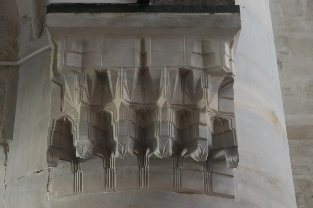 Kılıç Ali Paşa Camii'nde mermer sütun başlığı; aşağı doğru sarkan prizmatik mukarnas dilimleri ve düz yüzeyli taş gövde.