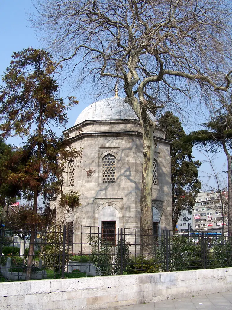 Barbaros Hayreddin Paşa Türbesi; kesme taş sekizgen gövde, iki sıra pencere, kurşun kaplı kubbe ve yanında yüksek ağaçlar.