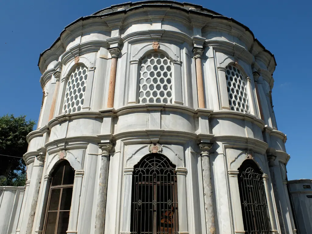 Mihrişah Valide Sultan Türbesi; beyaz mermer kaplı çok köşeli yapı, sütunçeler, kafesli pencereler ve kurşun kubbe.