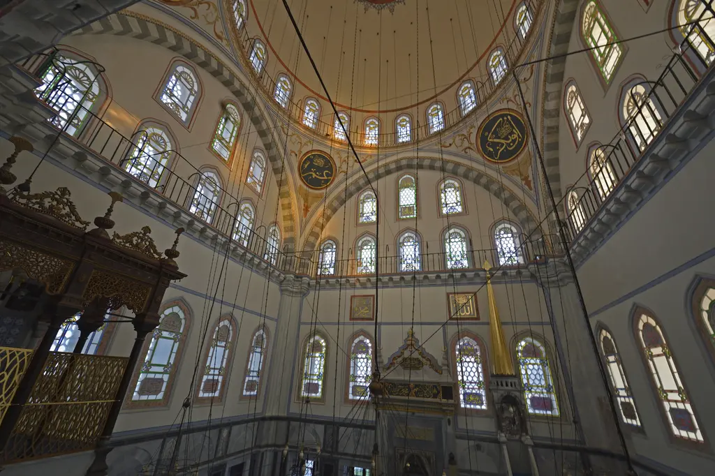 Ayazma Camii'nde üst kattan harim; yaldızlı mahfil, sıra sıra pencereler, hat levhaları ve avizeler.