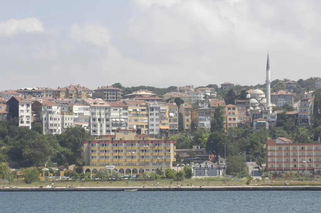 Denizden Şile; yamaca kurulu apartmanlar, minare, kıyıdaki yeşillik ve önde sakin deniz.