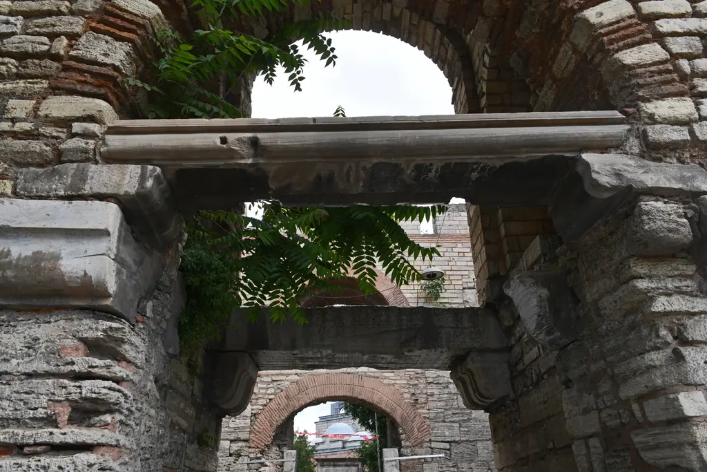 Silivrikapı'nın geçidi; art arda gelen kemerler, aralarındaki gölgeli tonoz ve kemerin ucundan görünen aydınlık sokak.