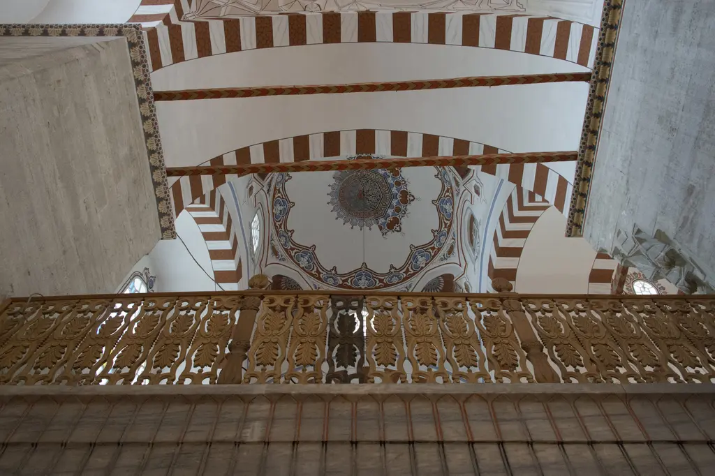Şehzade Camii'nde üst kat mahfili; yaldızlı ajur oymalı ahşap korkuluk, üstünde kalem işi bezeli tonoz ve kırmızı beyaz almaşık kemerler.