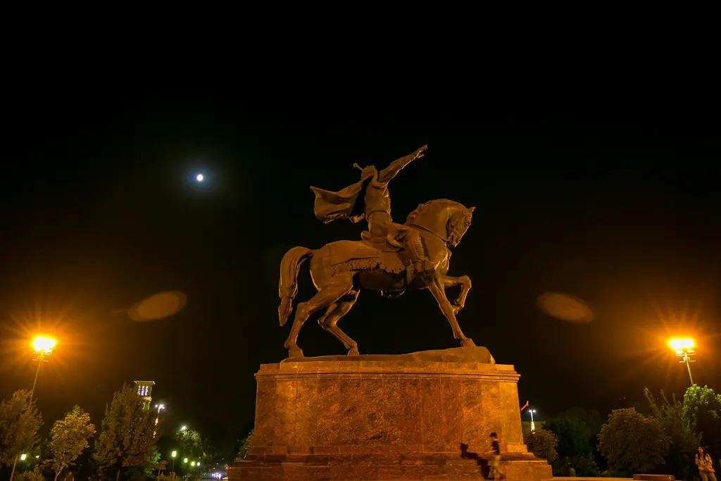 Taşkent'te Amir Timur Meydanı'nda at üstünde Timur heykeli; çevresinde yeşil ağaçlar ve geniş bulvarlar.