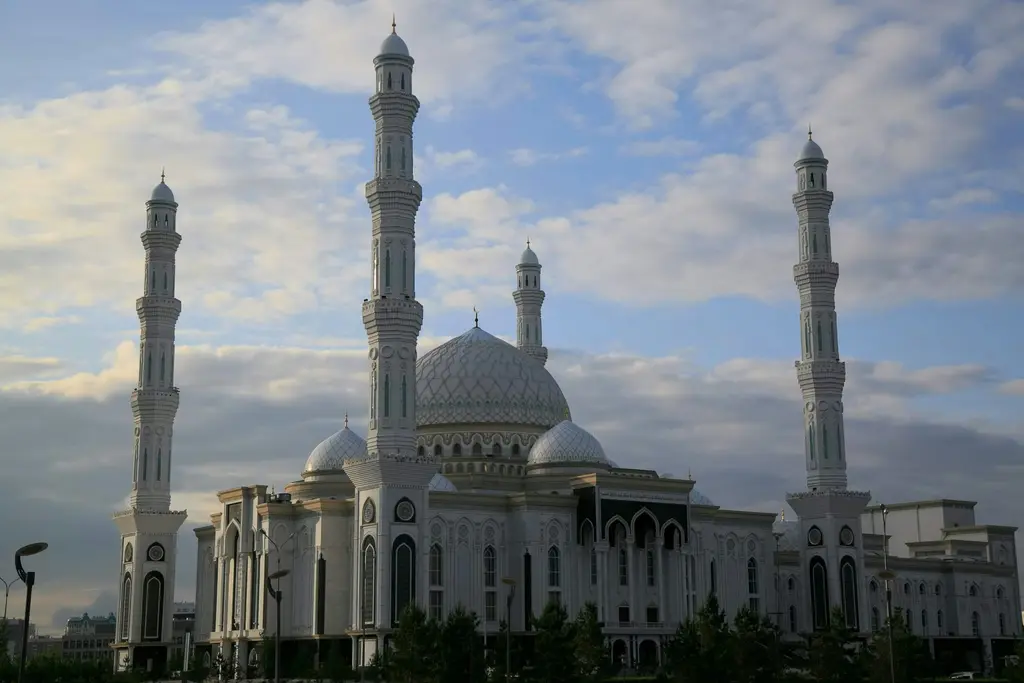 Astana'da Hazret Sultan Camii; beyaz mermer cephesi, desenli merkezi kubbesi, yanlardaki küçük kubbeler ve dört köşesinde yükselen ince minareler.