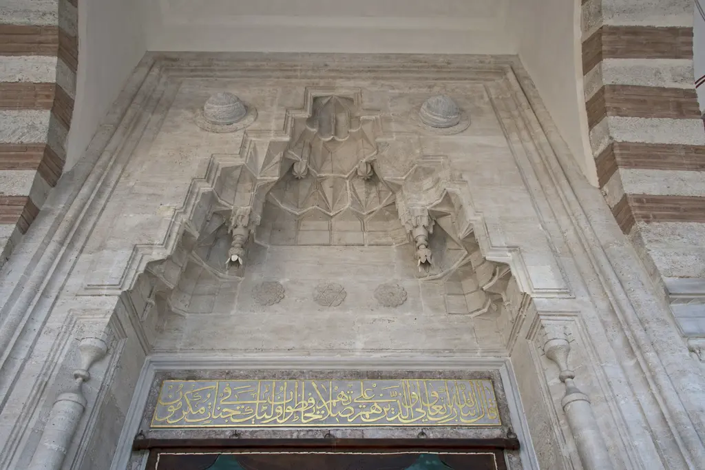 Zal Mahmud Paşa Camii'nin cümle kapısı; mermer çerçeve içinde mukarnaslı taç, iki yanda yuvarlak madalyonlar ve altında yazı kuşağı.
