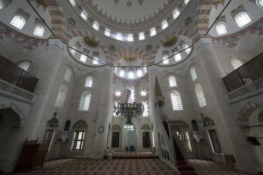 Nişancı Mehmed Paşa Camii'nin harimi; halı kaplı zemin, yanlarda galeriler, ortada avize ve karşıda mihrap ile minber.