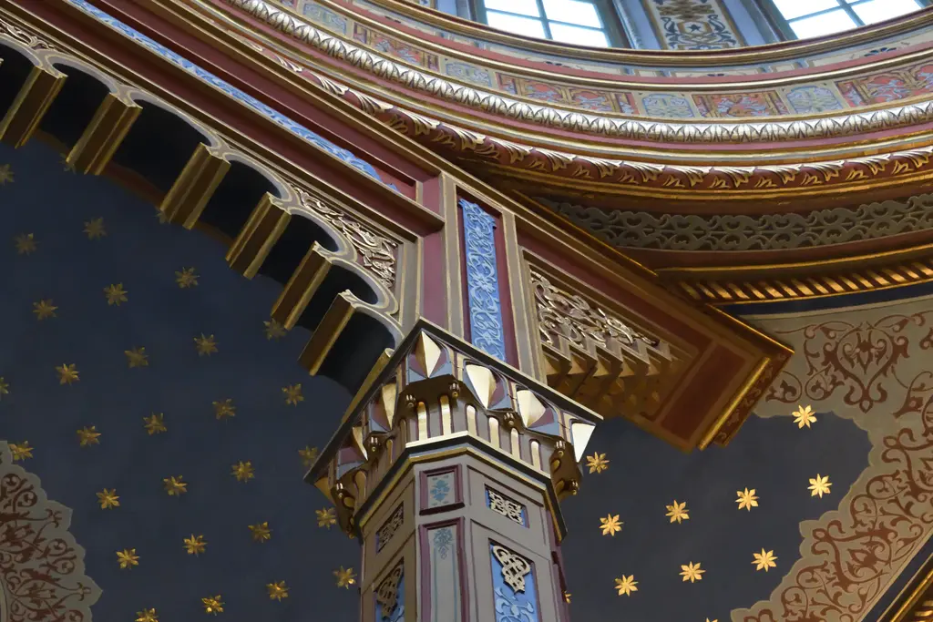 Yıldız Hamidiye Camii'nde kolon başlığı ve tavan; lacivert zemin üzerinde altın yıldızlar, mukarnaslı başlık ve kubbe kenarı.
