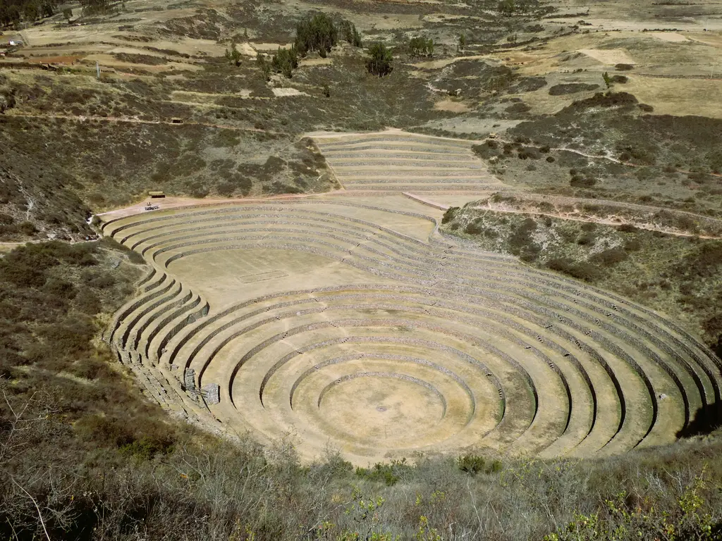 Moray'da dairesel teraslar; iç içe halkalar hâlinde çukura inen basamaklı tarım terasları.
