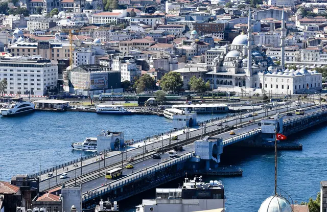 Galata Kulesi'nden Galata Köprüsü; Haliç'i geçen iki katlı köprü, iskelelerdeki vapurlar, karşıda Yeni Cami ve tarihi yarımada.